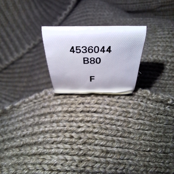 An Izod mens chunky sweater. It has a PTP 23.5", 25" from neck to hem in front. - Picture 3 of 9